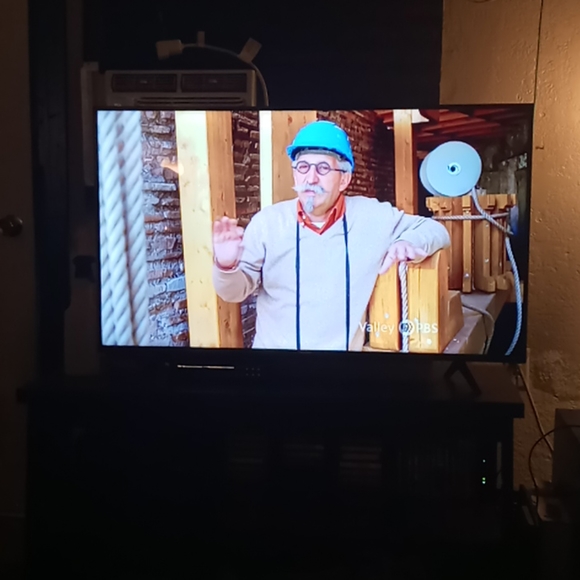 43" Roku Tv - Picture 2 of 3